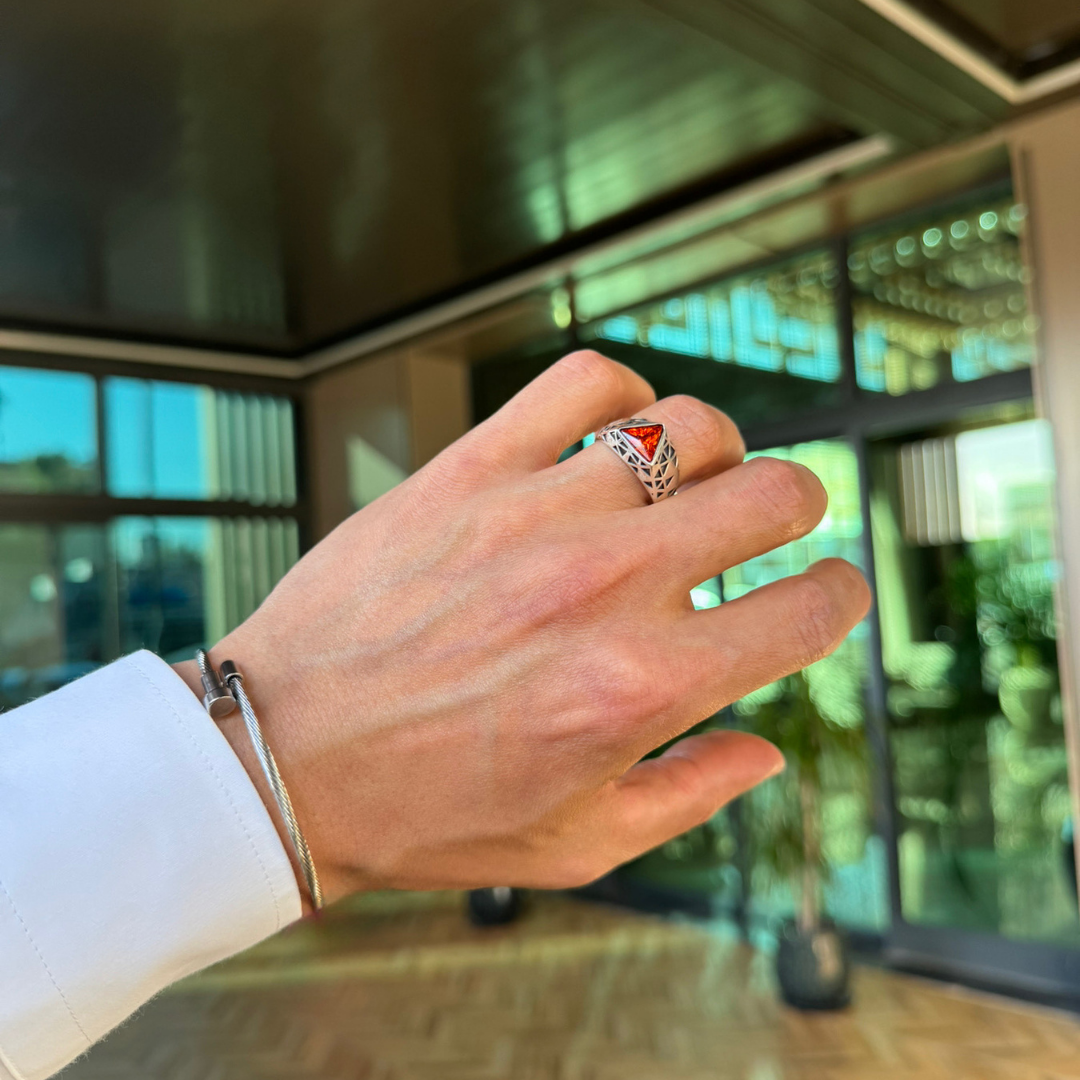 925 Ayar Gümüş Üçgen Kırmızı Garnet Taşlı Erkek Yüzük